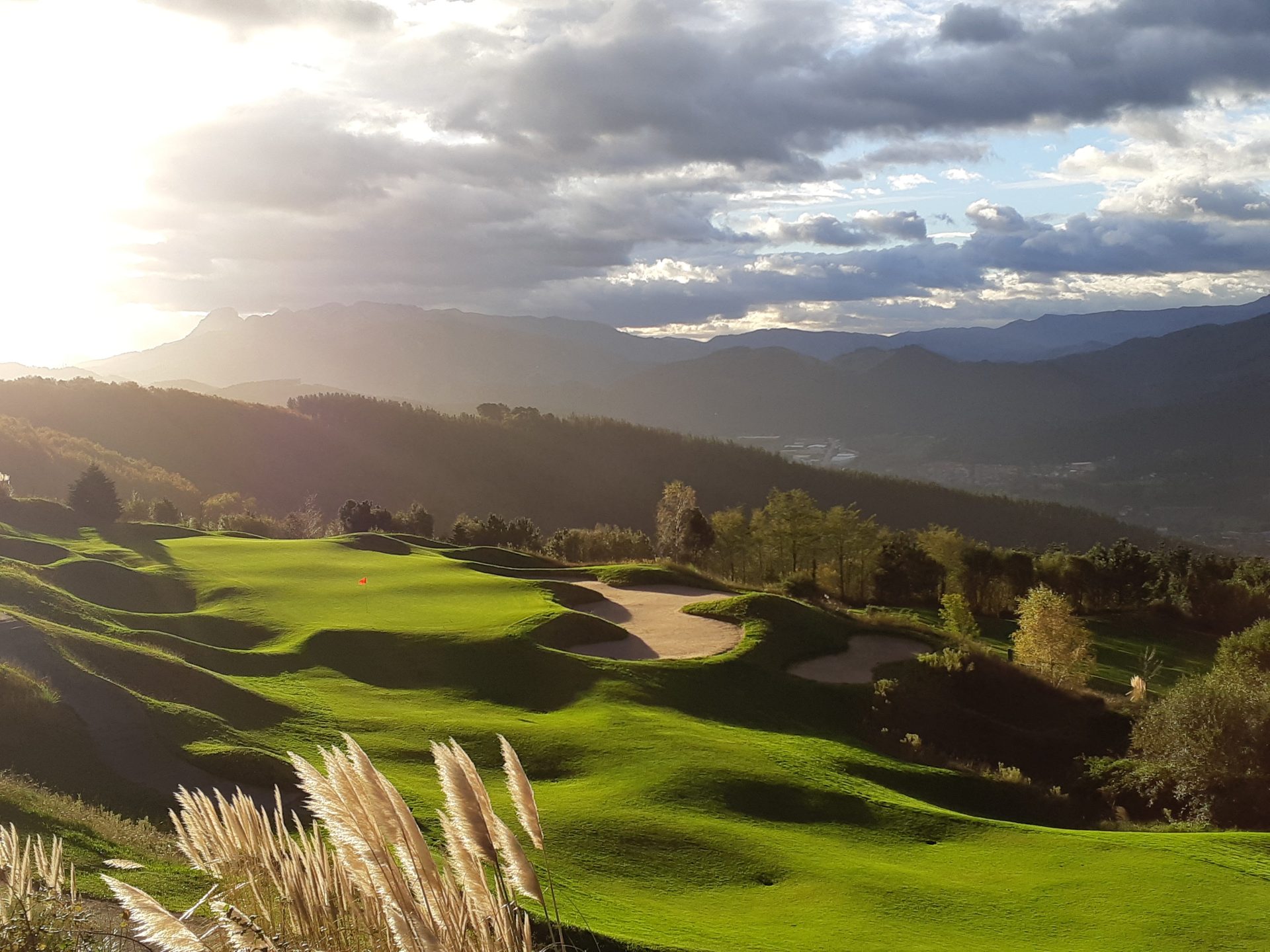 Club de Golf Uraburu, Getxo. Atardecer sobre el campo con montañas al fondo